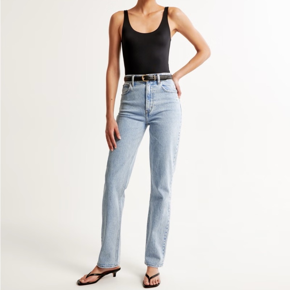 ABERCROMBIE Ultra High Rise 90s Straight Jean x Light - size 27/S